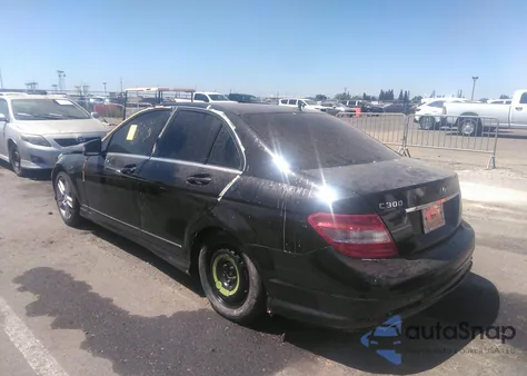 2010 Mercedes-Benz C 300 Luxury/Sport z USA, uszkodzony, nr VIN WDDGF5EB2AR086368